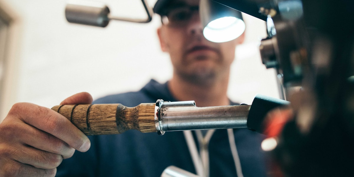 世界杯足球赛赛场全景，展示激烈比赛氛围